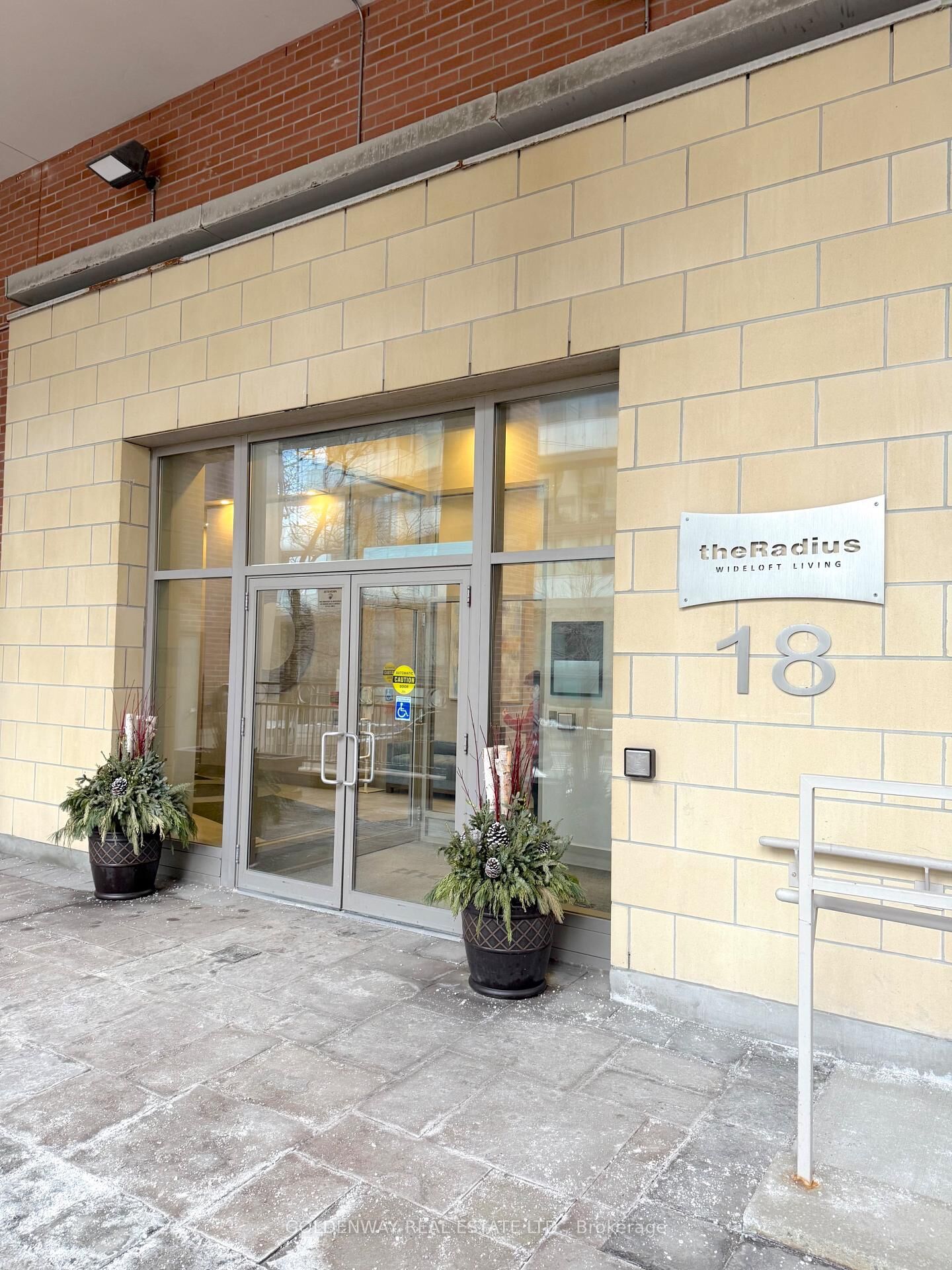 Property Photo: 18 Merton Street 911 ON M4S 3G9