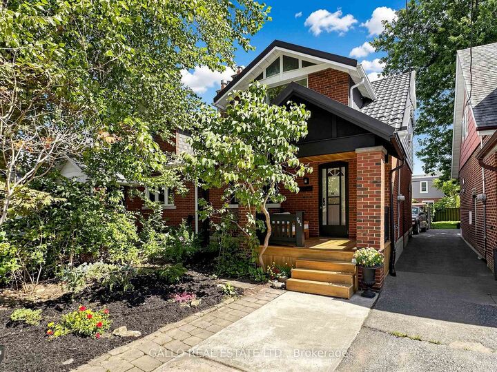 Photo de la propriété: 761 Sammon Avenue S ON M4C 2E6