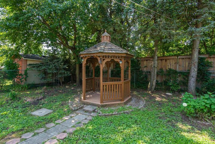 Photo de la propriété: 635 Cedargrove Place ON N2L 4Y8