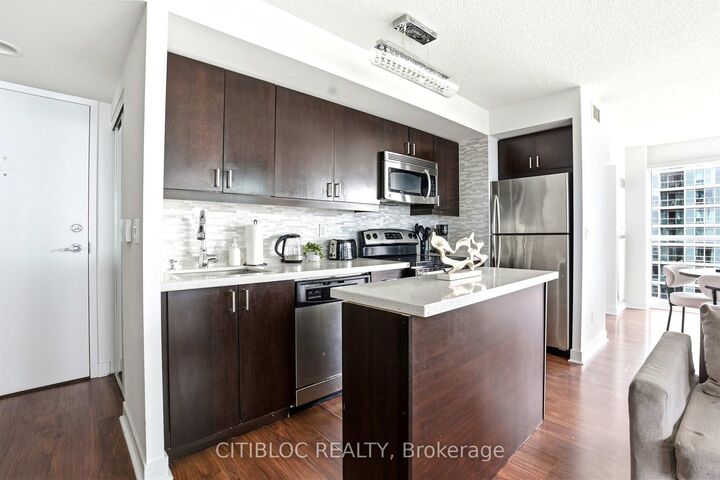 Photo de la propriété:  155 Legion Road N 1313  ON M8Y 0A7 