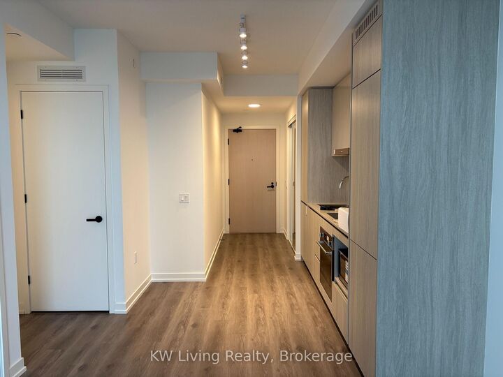 Property Photo:  28 Interchange Way 3916  ON L4K 5Z7 
