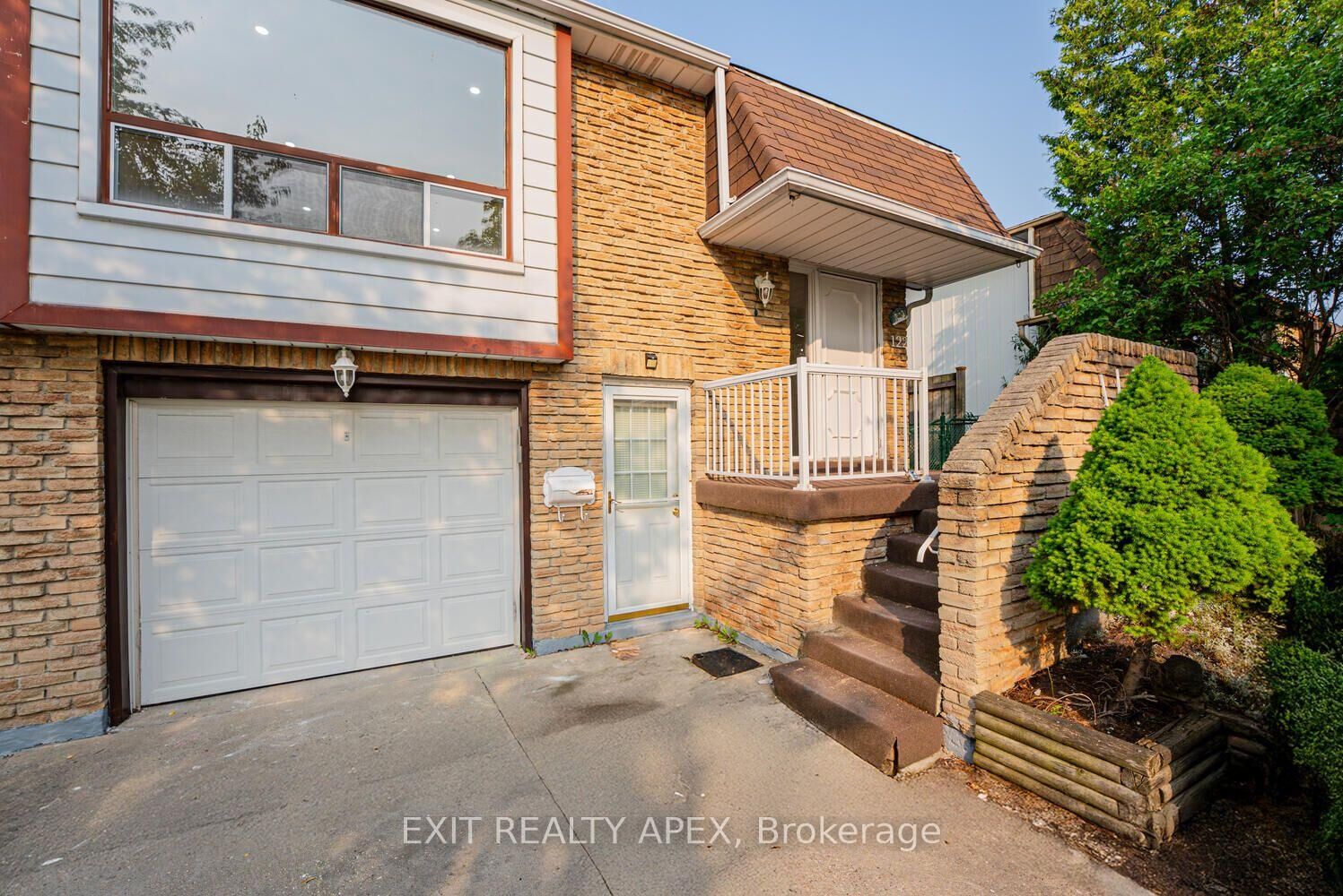 Property Photo:  122 Centre Street N  ON L6V 2Z3 