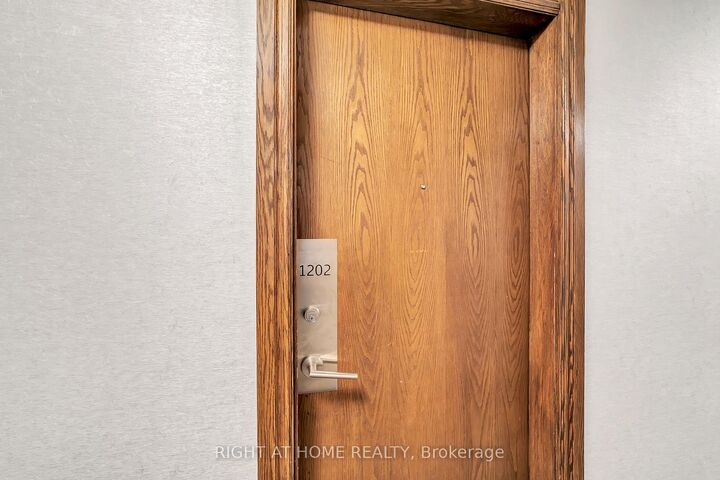 Property Photo: 11 Oneida Crescent 1202 ON L4B 0A1
