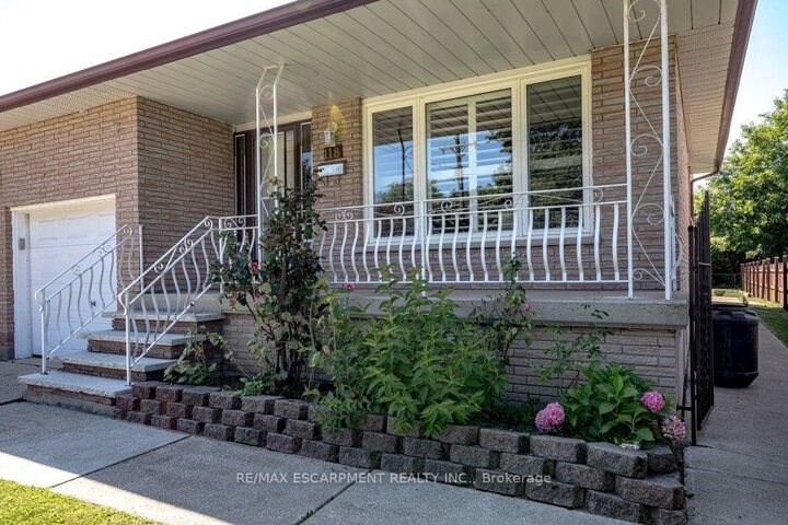 Property Photo: 118 Pottruff Road S ON L8K 4A2