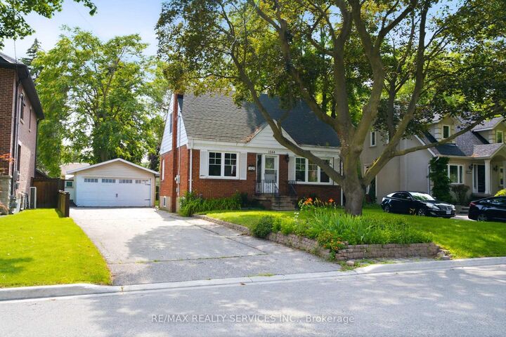 Property Photo: 1544 Alexandra Boulevard ON L5E 2B6