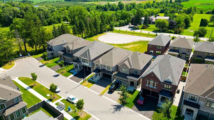Property Photo: 13 Ixworth Circle ON L6Y 6J8