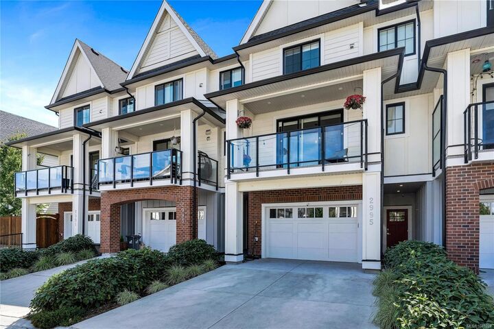 2995 Burlington Cres — photo 1