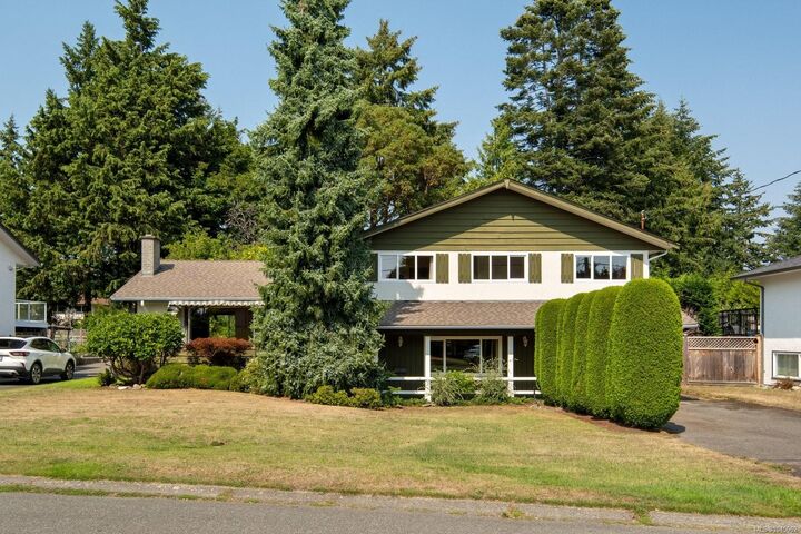 2045 San Rafael Cres — photo 1