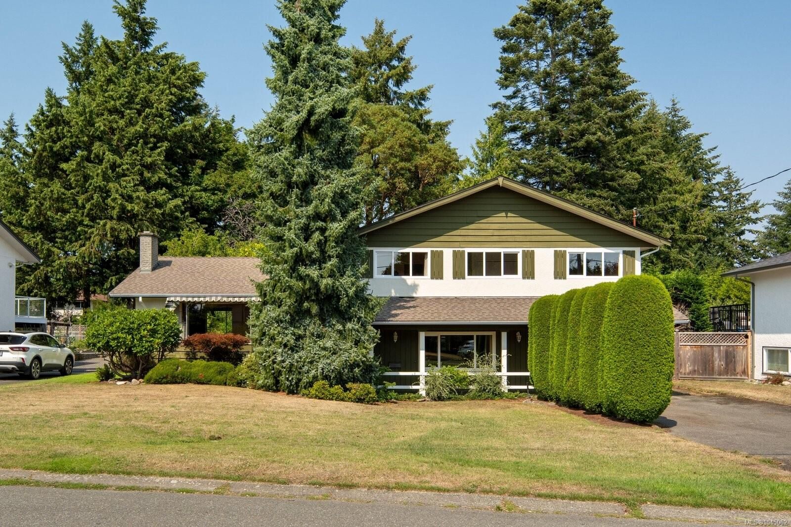 Property Photo: 2045 San Rafael Cres BC V8N 2H7