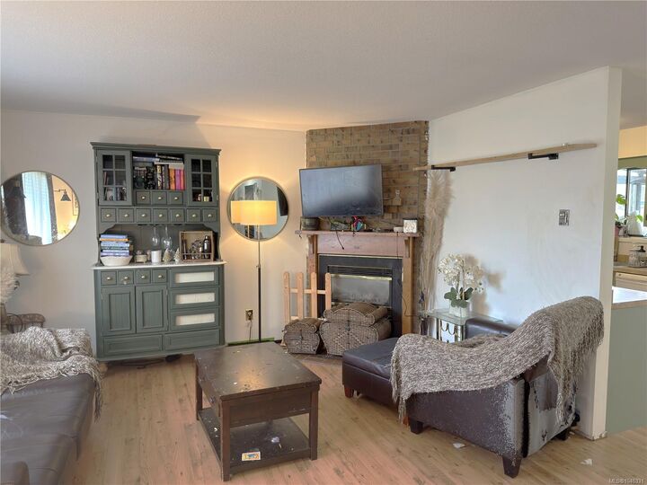Property Photo: 693 Wedgewood Cres BC V9P 1B6