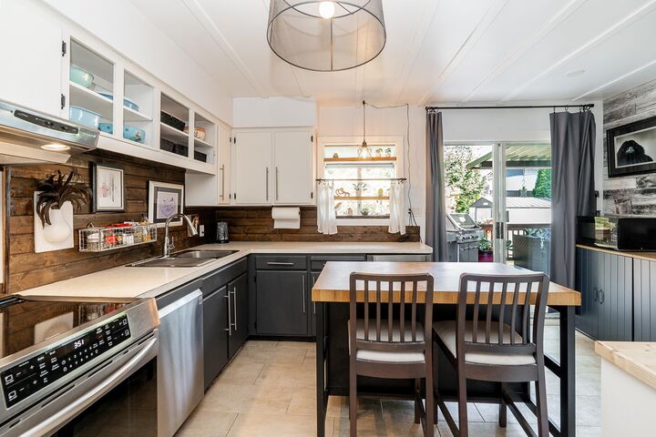 635 Midvale Street — photo 1