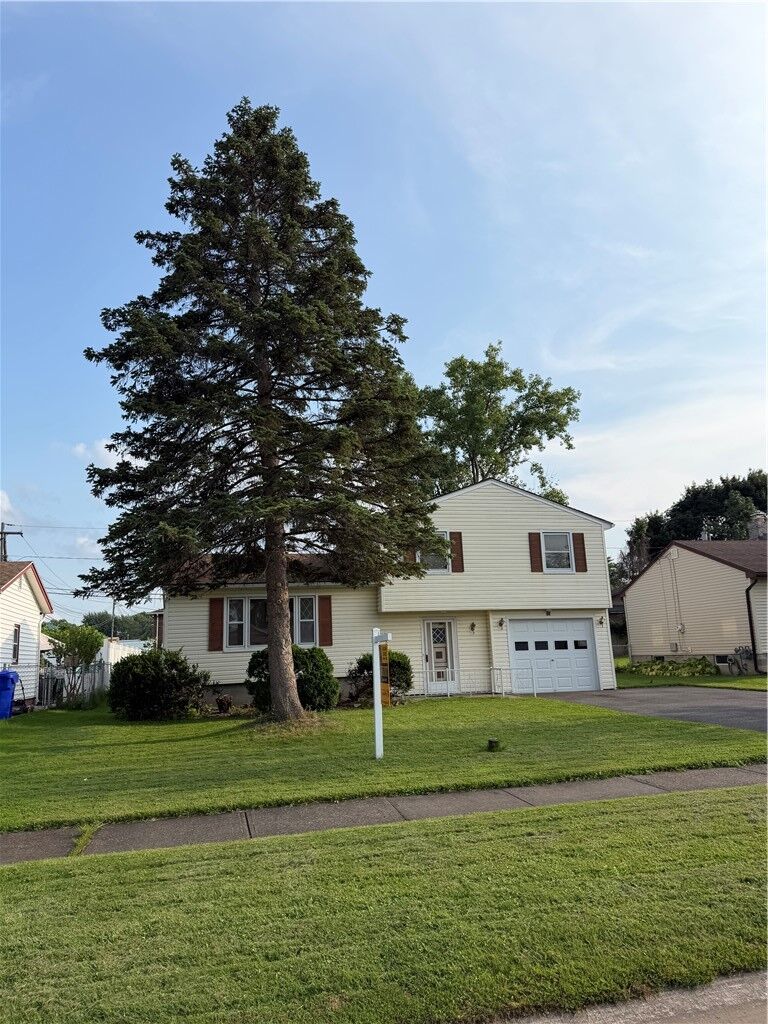 Property Photo: 11 Morningstar Drive NY 14606