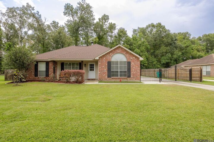 Property Photo: 34824 Gravesbriar Dr LA 70706