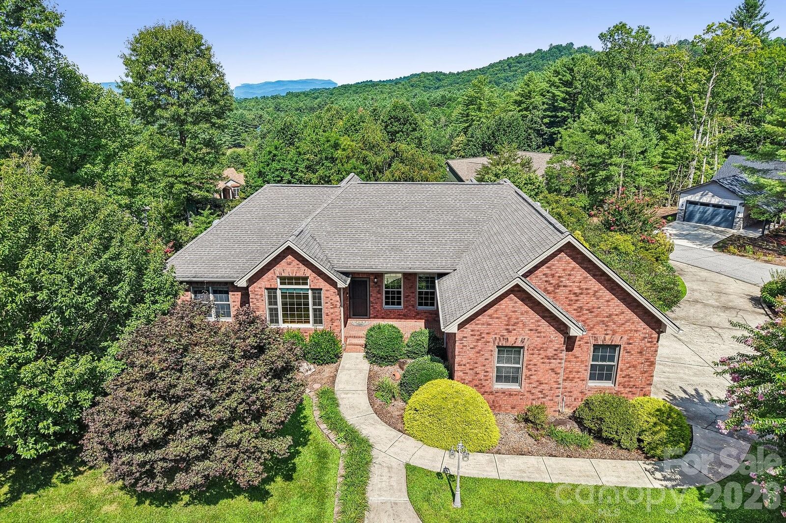Property Photo:  28 Tudor Crescent Court  NC 28739 