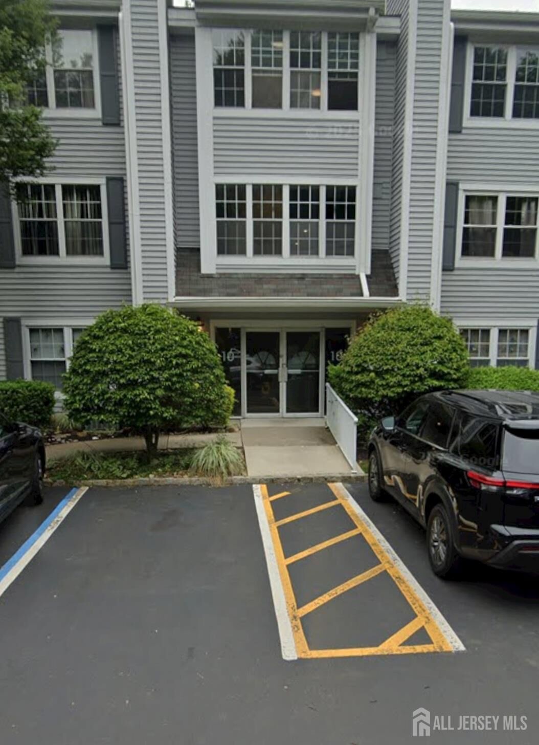 Property Photo:  1011 Meadow Court  NJ 08828 
