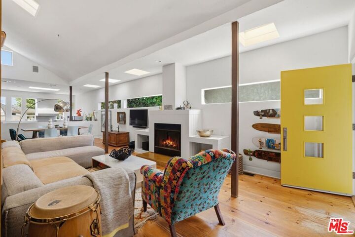 Property Photo:  2320 Walnut Ave  CA 90291 