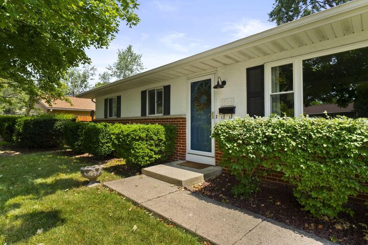 Property Photo:  5566 Sandalwood Boulevard  OH 43229 