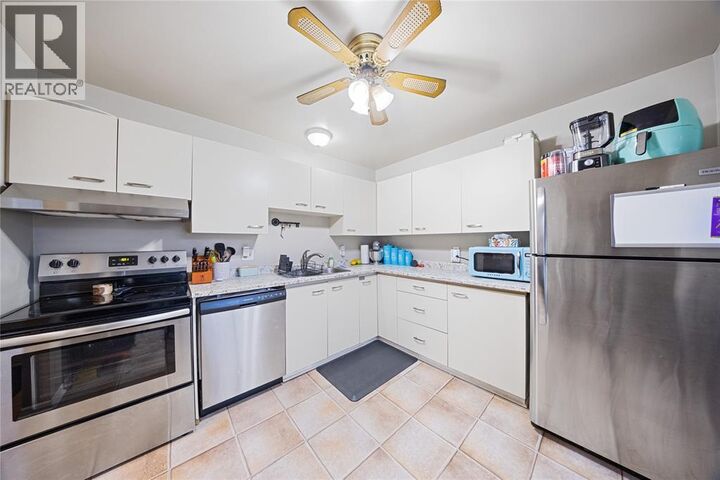 Property Photo:  27 York Crescent 17  ON N7S 6H9 