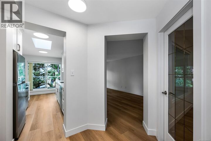 Property Photo:  1501 Richmond Avenue 401  BC V8R 4P7 