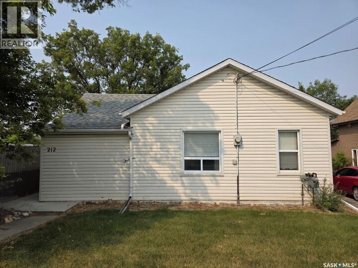 Property Photo:  212 6th Avenue NE  SK S9H 2M2 