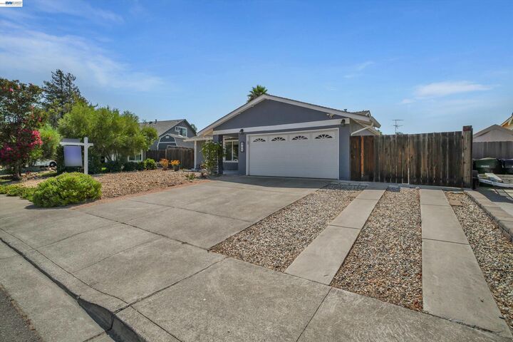 Property Photo: 465 Swan Dr CA 94551
