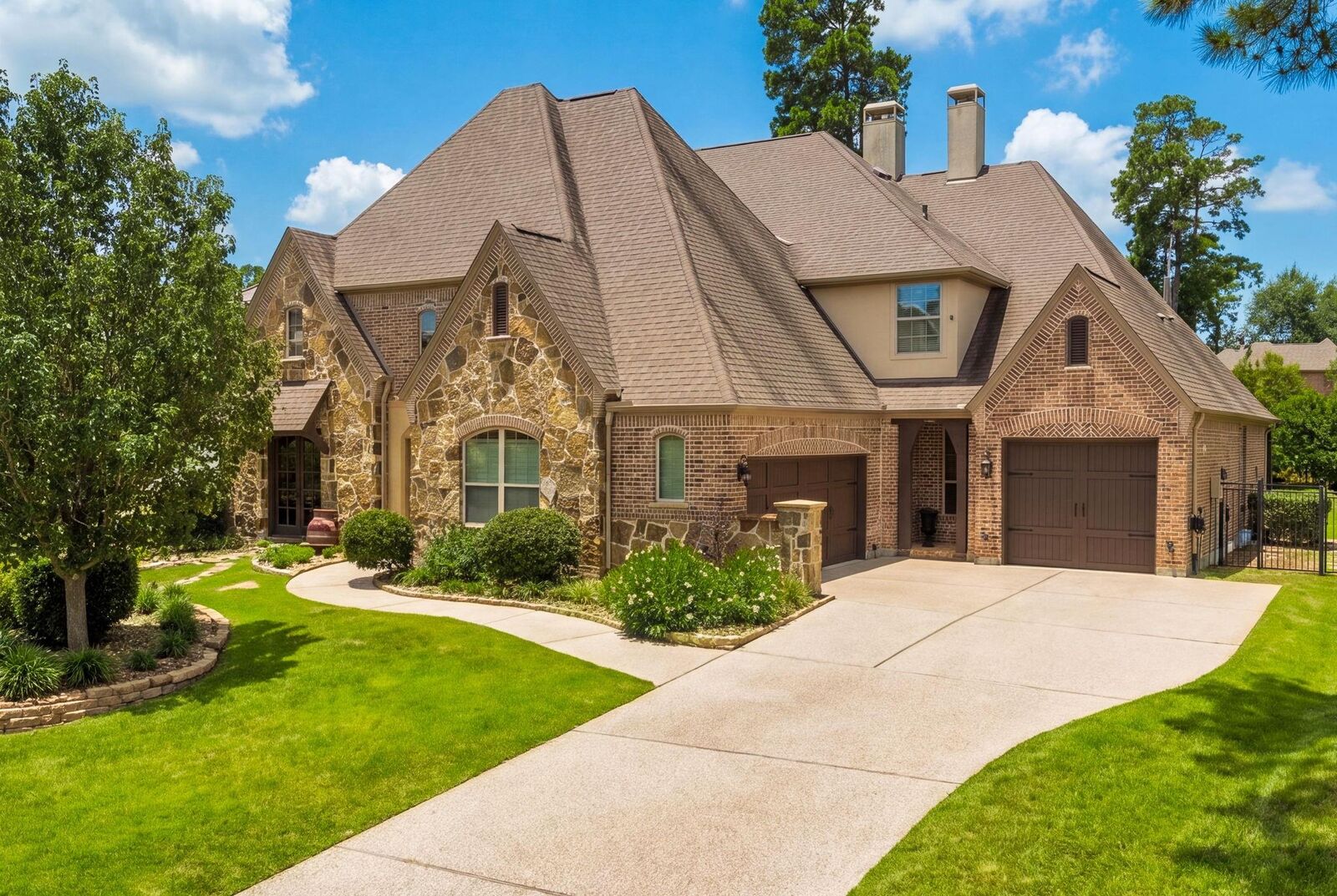 Property Photo:  34 N Player Manor Cir  TX 77382 