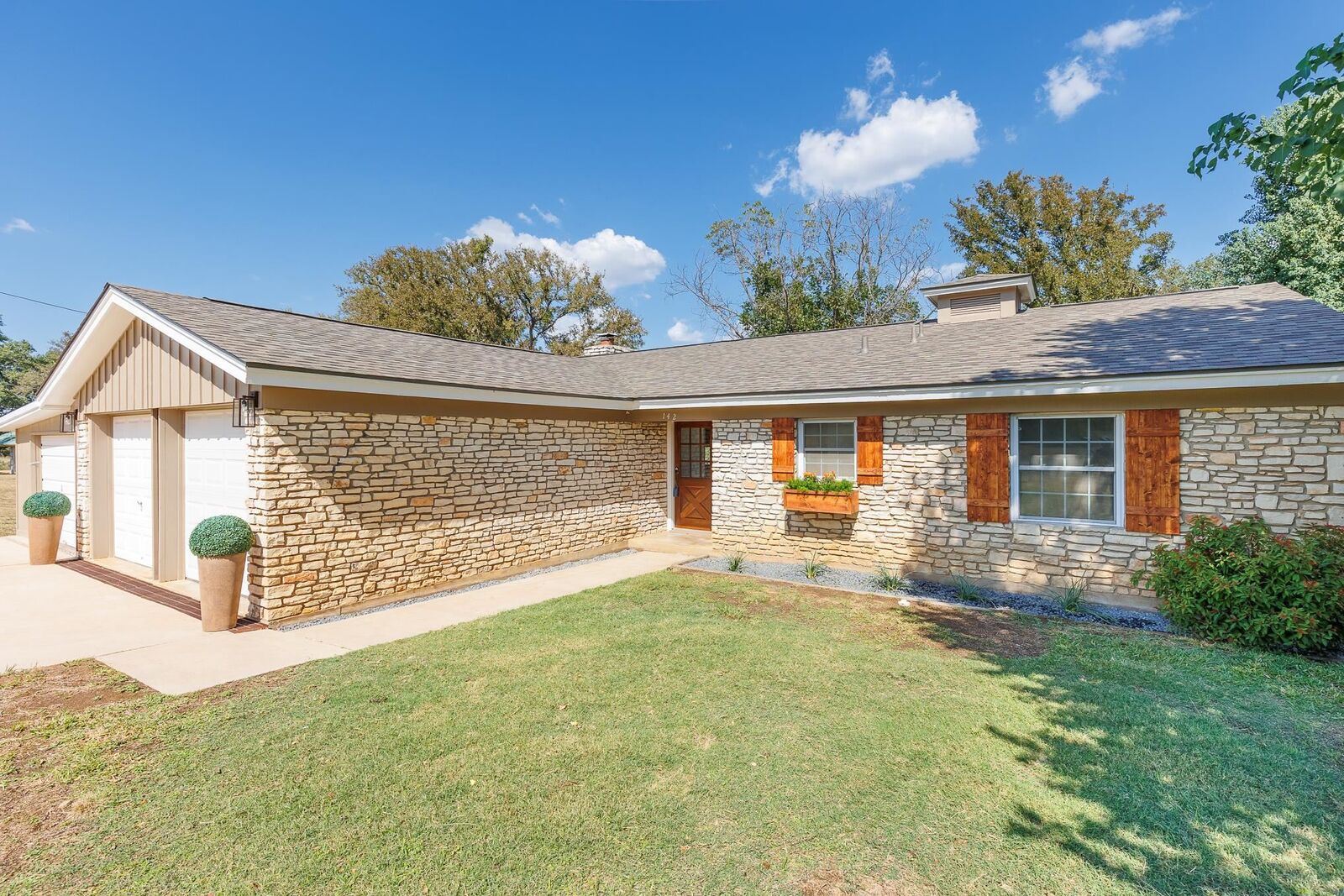 Property Photo: 142 Lakeshore Dr TX 78657