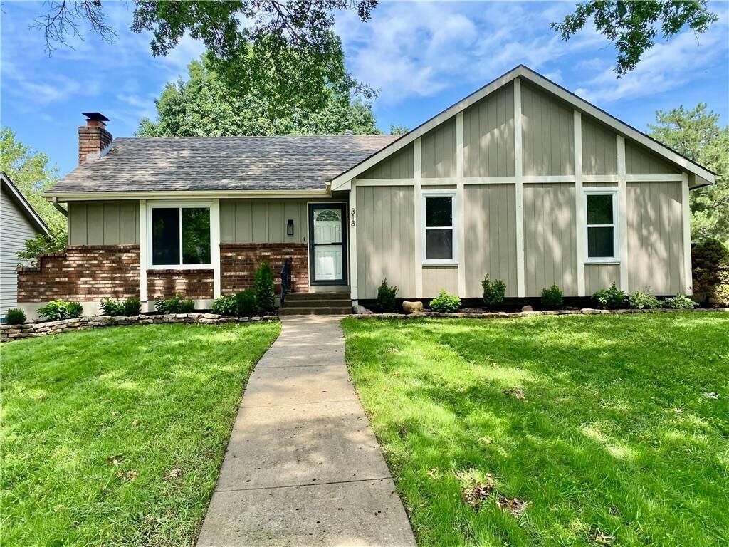 Property Photo:  318 NE Colonial Court  MO 64064 