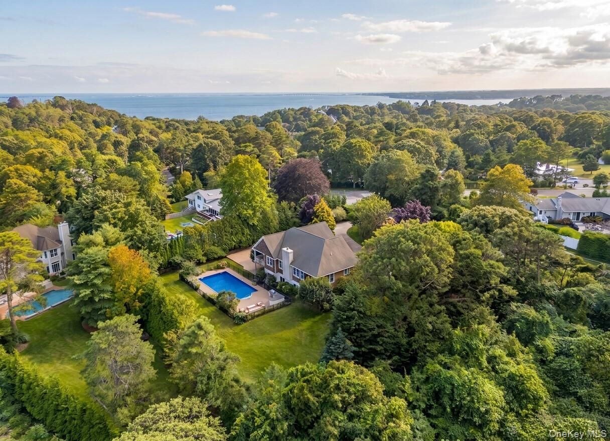 Property Photo:  10 Peconic View Court  NY 11968 