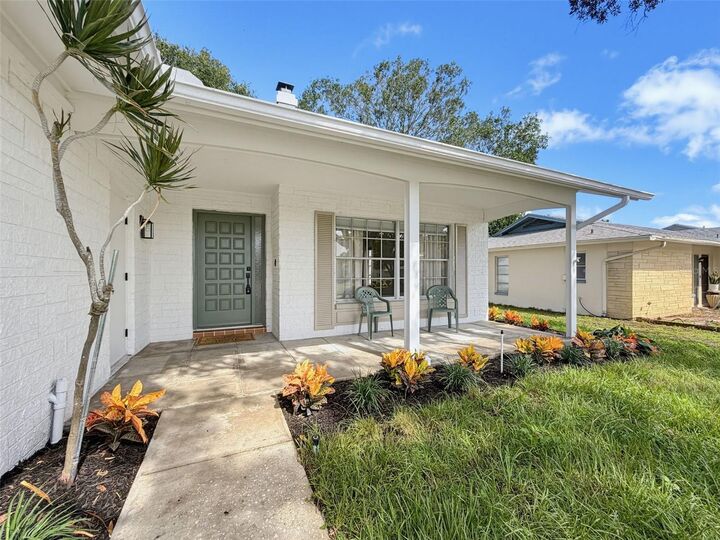 Property Photo: 10819 Los Santos Dr FL 34668