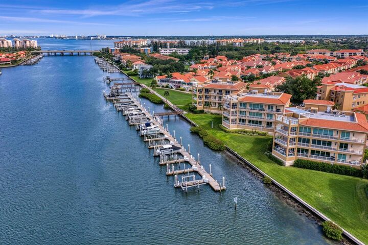 Property Photo: 43 Bayview Court S A FL 33711