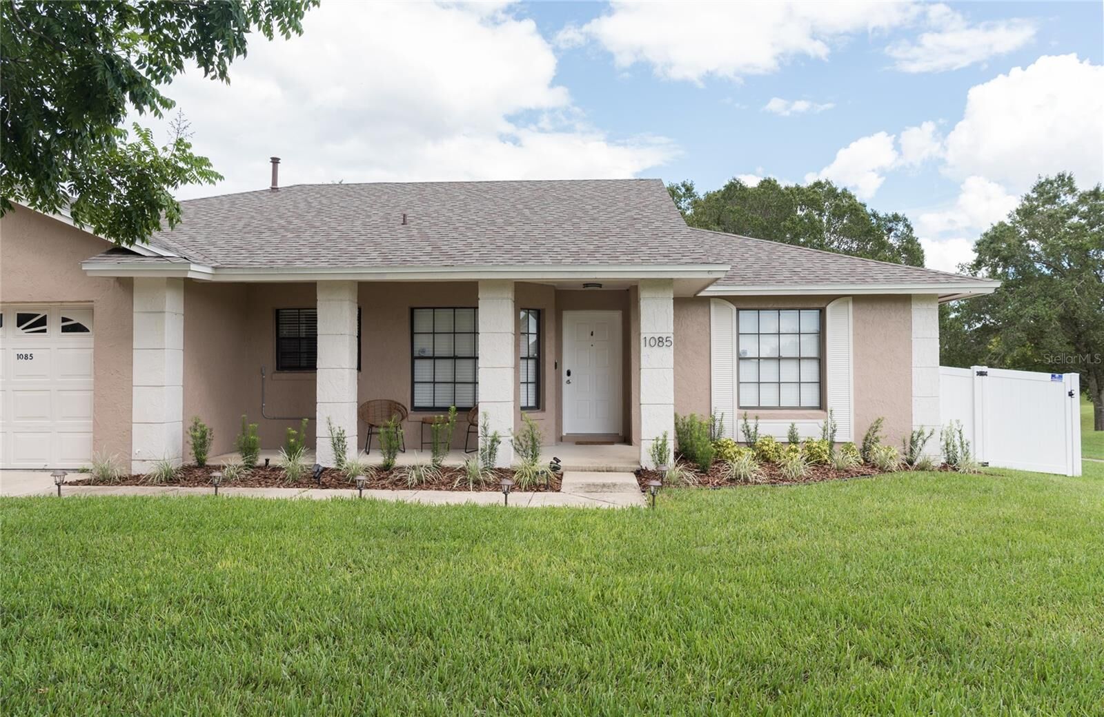 Property Photo: 1085 Indian Ridge Trl E FL 34747