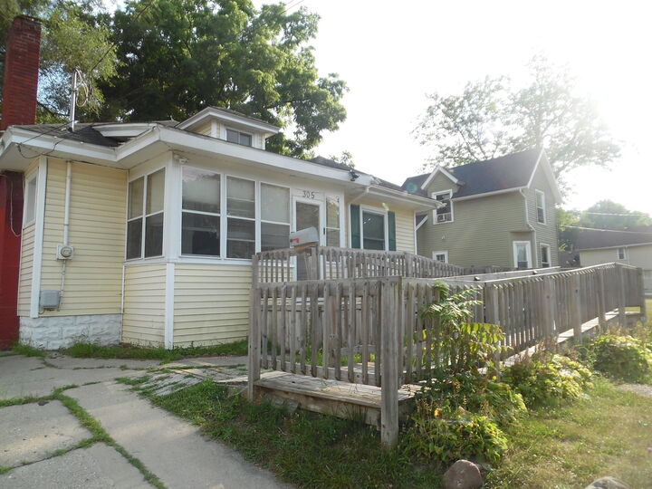 Property Photo:  305 W High Street  MI 49203 