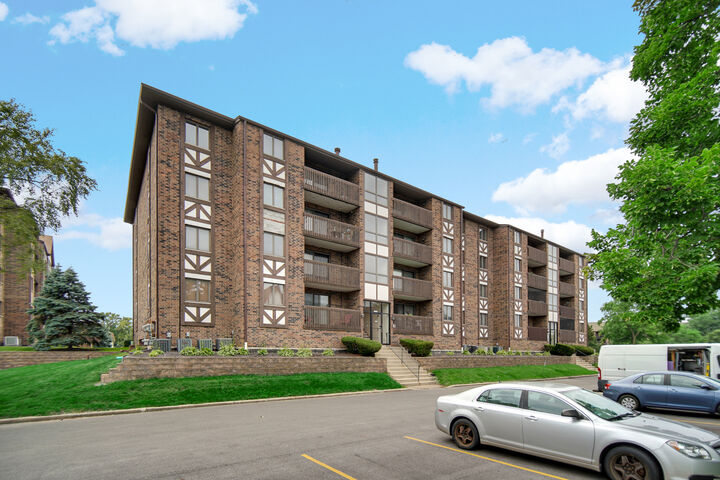 Property Photo: 10420 Circle Drive 42B IL 60453