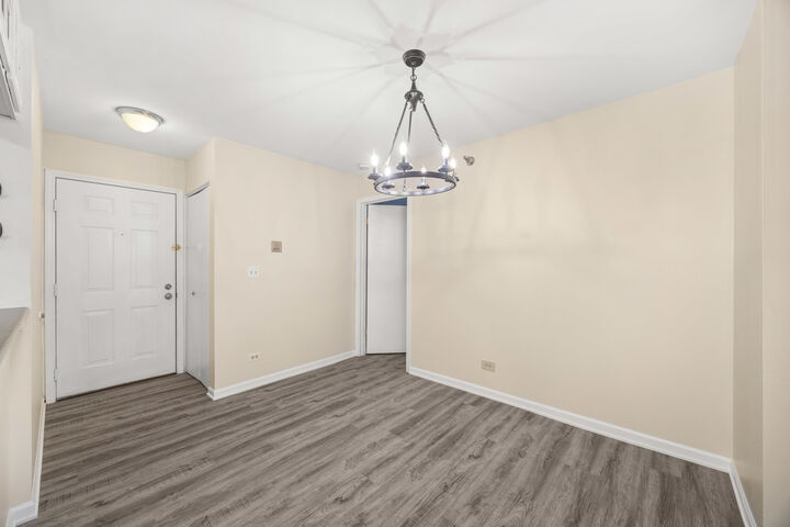 Property Photo: 214 Glengarry Drive 201 IL 60108