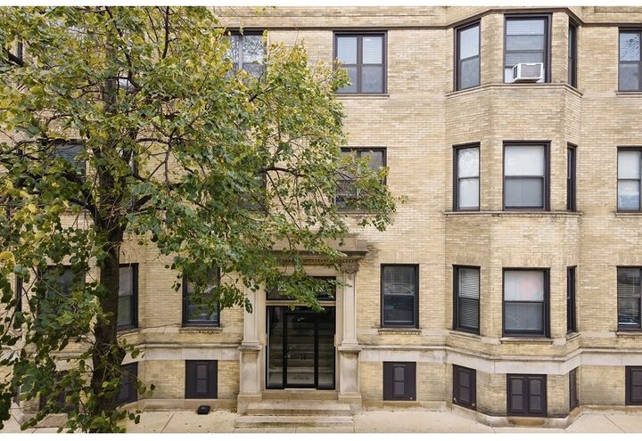 Property Photo:  917 W Waveland Avenue 1A  IL 60613 