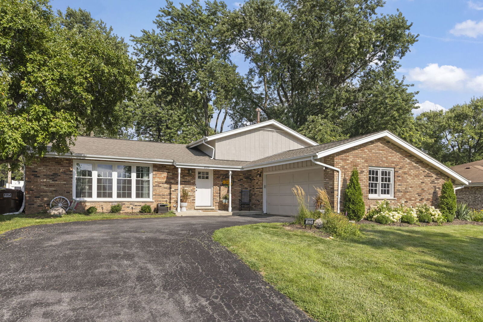 Property Photo: 625 N Locust Street IL 60423