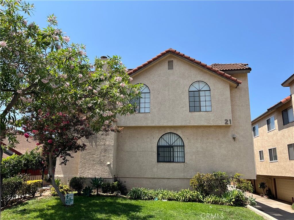 Property Photo: 21 N 4th D CA 91801