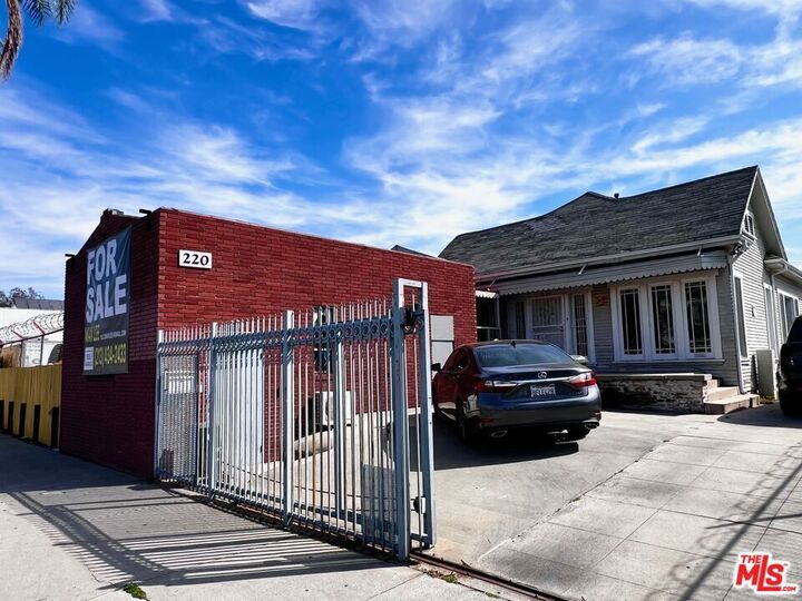 Property Photo:  220 N Oxford Avenue  CA 90004 