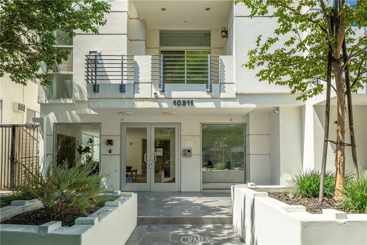 Property Photo:  10911 Wellworth 1A  CA 90024 