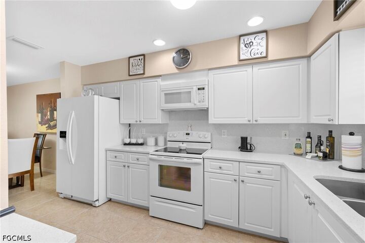 Property Photo:  904 SE 13th Street 201  FL 33990 