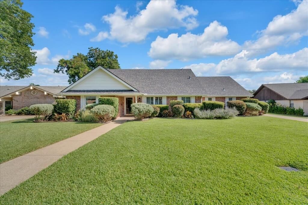 Property Photo: 4412 Fiesta Circle E TX 76133