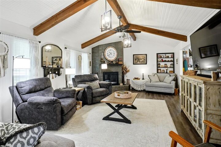Property Photo: 902 Meadowcreek Street TX 76249