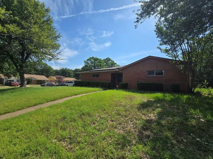 Property Photo: 212 N Longacre Lane TX 75217
