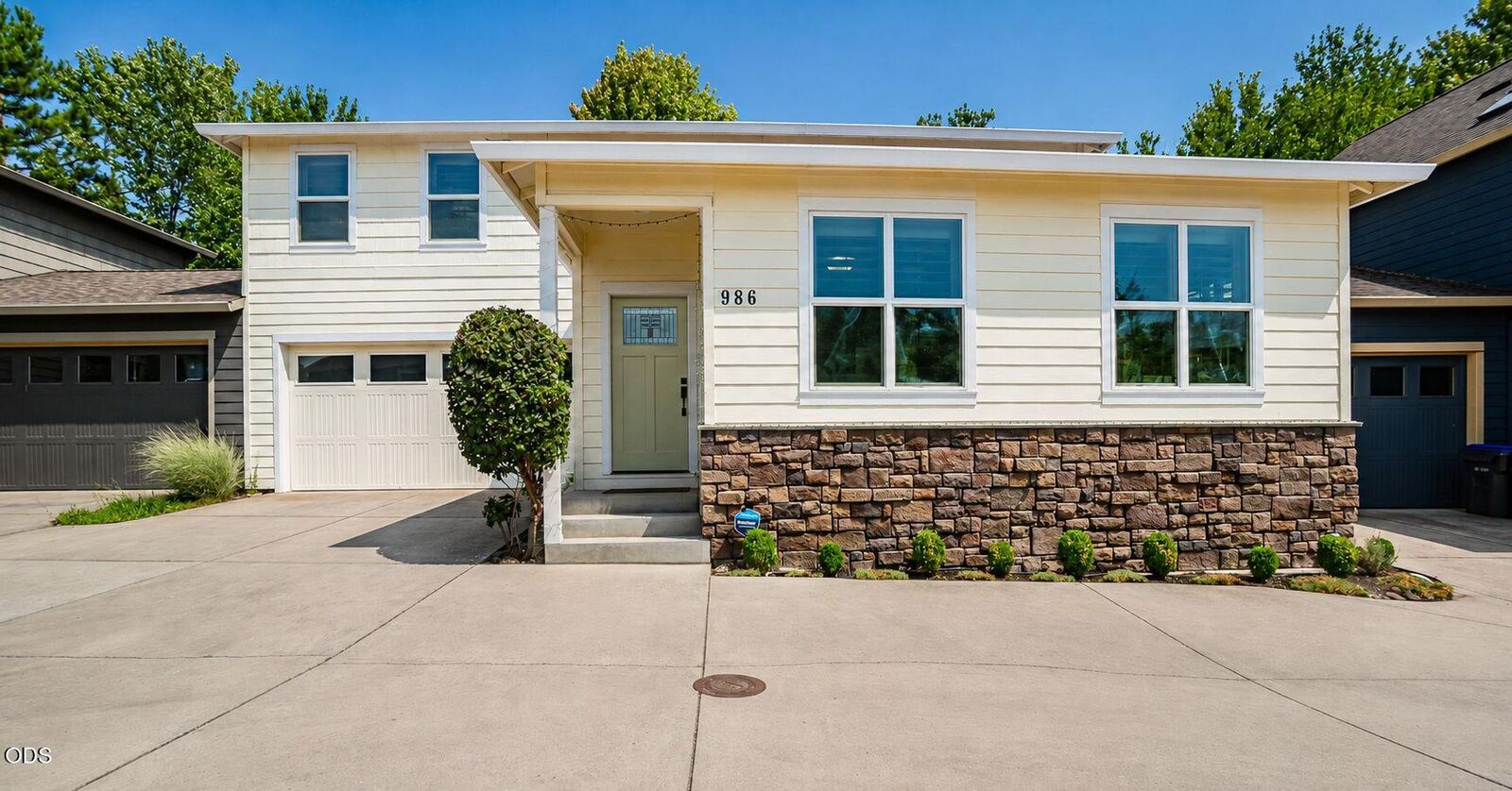Property Photo:  986 Stoneridge Avenue  OR 97520 