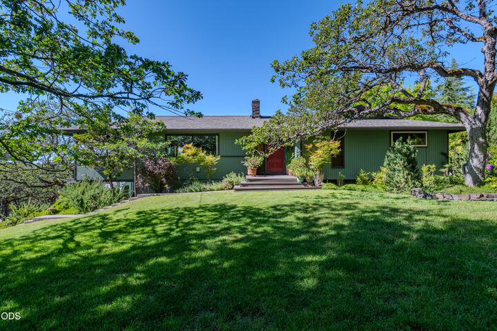 Property Photo:  132 High Oak Drive  OR 97504 
