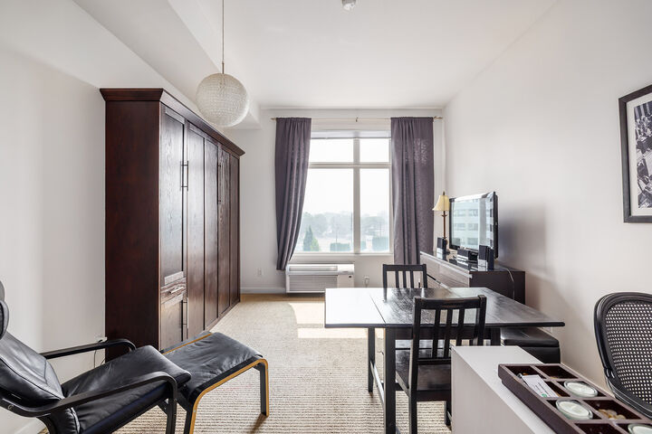 Property Photo: 1550 Dickson Avenue 405 BC V1Y 9Y8