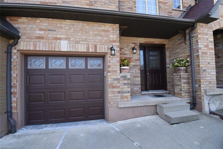 Property Photo:  57 Townmansion Drive  ON L8T 5A6 