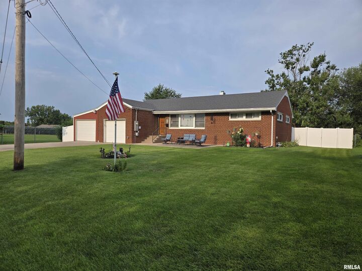Property Photo: 170 S Pleasant Avenue IL 61401