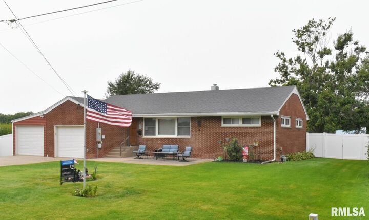 Property Photo:  170 S Pleasant Avenue  IL 61401 